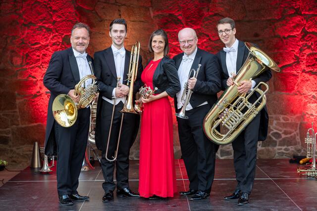 Mit seinem berühmt-strahlenden Sound präsentiert Harmonic Brass in der St. Lambertus-Kirche in Bedburg die großen Weihnachtsklassiker. | Foto: Dr. Igor Semechin