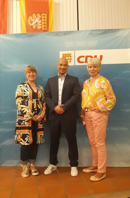 Der neu gewählte CDU-vorstand in Alfter: Christopher Ehlert eingerahmt von seinen Stellvertreterinnen Ilse Niemeyer und Joslyn Reingen.  | Foto: CDU Alfter