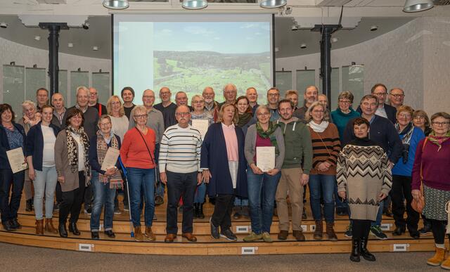 Die geehrten Grünflächenpaten auf der Bühne der Meys Fabrik am internationalen Ehrenamtstag.  | Foto: Heimermann