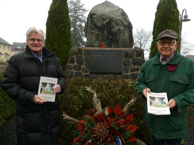 Die beiden Autoren Gert Bellinghausen (li.) und Erich Tentler vor dem Denkmal in Hövel zur Erinnerung an die Abwehr der Separatisten. | Foto: Gast