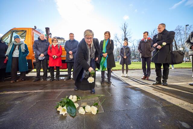 Der Stolperstein für Prof. Dr. Helene Wieruszowski wurde vor dem Regina-Pacis-Weg 7 verlegt. Im dortigen Gebäudeflügel war ihre frühere Arbeitsstätte, die Universitätsbibliothek, untergebracht. Prof. Dr. Andrea Stieldorf (Bildmitte) führte durch die Gedenkveranstaltung.  | Foto: Uni Bonn
