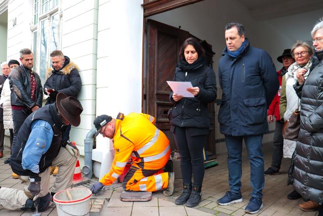 Die Verlegung der neuen Stolpersteine im Dezember wurde vom Team des Euskirchener Stadtarchivs organisiert und begleitet.  | Foto: Tim Nolden/Stadt Euskirchen