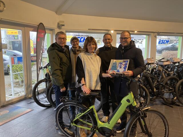 Gewinnübergabe beim Lions Club Neunkirchen-Seelscheid (von links): Christoph Manstein (Präsident Lions Club), Angela Kaiser, (Vorsitzende Förderverein Lions Club), Gewinnerin Sabine Müller, Frank Esch (Firma Eschbike) und Jens Winter (Lions Club).  | Foto: Lions Club