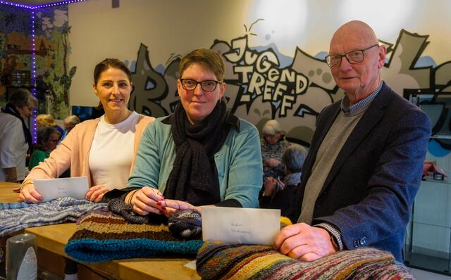 Spendenübergabe mit Schecks und Gestricktem: Renate Kotz (l.), Katja Pohl und Michael Adomaitis.  | Foto: Hospiz-Stiftung Oberberg