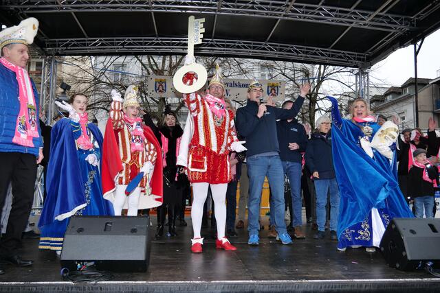 Die Rathauserstürmung in Siegburg ist den Karnevalisten gelungen (von links:) Komiteepräsident Jörg Sola Schröder, Kinderprinzenpaar Melina I. und David II., Prinz Phil I., Bürgermeister Stefan Rosemann sowie Siegburgia Sandra I..  | Foto: Dirk Woiciech