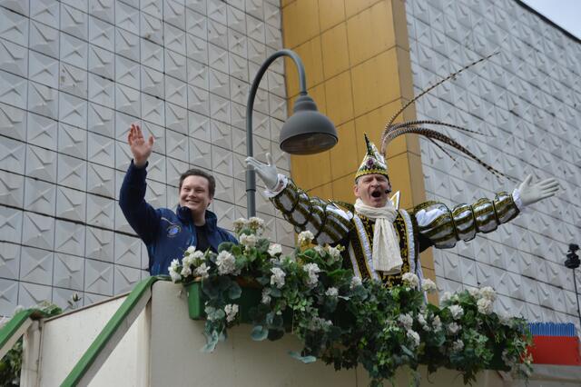 Kamelle und Strüssjer forderten die zahlreichen Besucherinnen und Besucher des Zuges durch die Wiesdorfer Straßen. | Foto: Claus Schloot