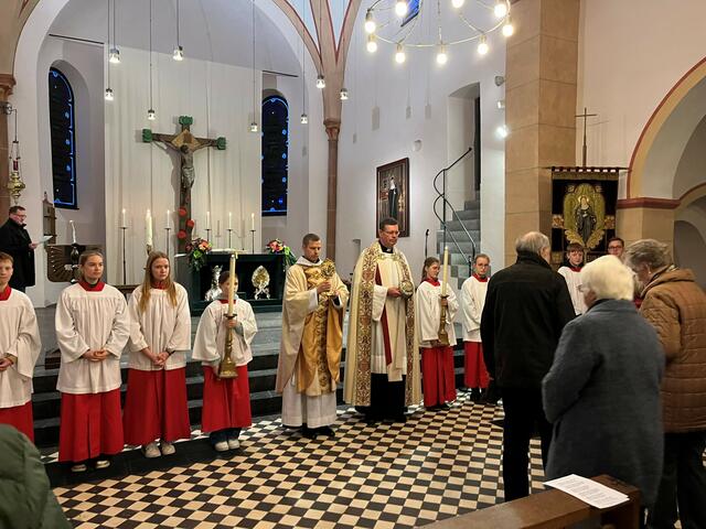 Gemeinsam mit Pfarrer Matthias Genster feierter Pater Philipp Meyrer die Messe.  | Foto: Wirtz