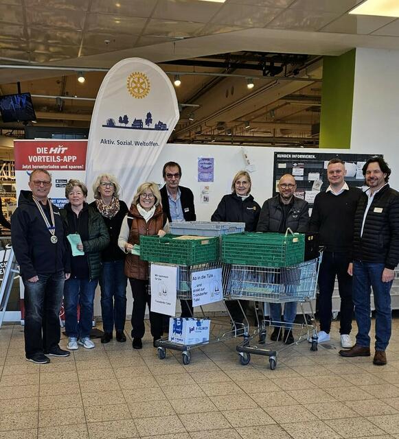 Die Mitwirkenden von der Tafel Troisdorf und vom Rotary Club Troisdorf sowie HIT-Geschäftsführer Benjamin Bauerrichter waren mit dem Ergebnis der Sammlung sehr zufrieden.  | Foto: Rotary Troisdorf