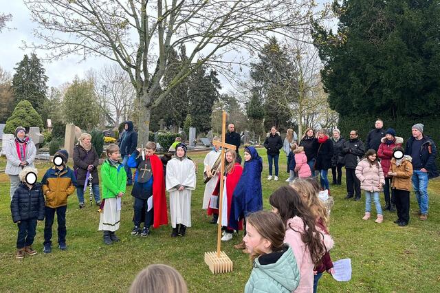 Am Kreuzweg für Kinder nahmen im vergangenen Jahr viele Familien teil. In diesem Jahr treffen sich die Gläubigen an Karfreitag, 29. März, um 10 Uhr am Johanneshaus.  | Foto: Sandra Hein/pp/Agentur Profipress
