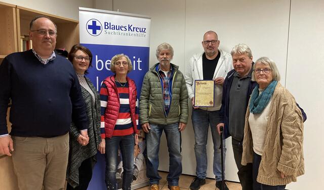 „Wachwechsel“: Der neue Leiter der Selbsthilfegruppe, Peter Werner (5.v.l.), mit dem Gründerehepaar Sonja und Lothar Franzkowiak (Mitte) sowie weiteren Mitarbeitenden.  | Foto: Gunter Hübner