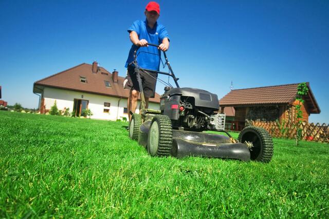 Besser häufiger mähen, dafür die Gräser nicht zu kurz kappen: Wer dieser Maxime folgt, bringt den Rasen gut durch die warme Jahreszeit.  | Foto: Foto: DJD/www.greenbase.de