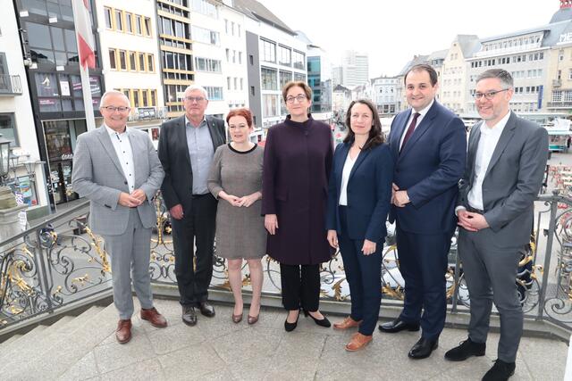 Als Beteiligte freuen sich über die erreichten Eckpunkte: Vlnr. Achim Hallerbach, Landrat Kreis Neuwied, Sebastian Schuster, Landrat Rhein-Sieg-Kreis, Katja Dörner, OB Bonn, Klara Geywitz, Bundesministerin, Cornelia Weigand, Landrätin Kreis Ahrweiler, Nathanael Liminski, Landesminister NRW und Chef der Staatskanzlei, Fabian Kirsch, Chef der Staatskanzlei Rheinland-Pfalz. | Foto: we