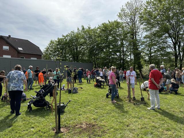 Beim Familien-Pflanzfest auf der neuen Elsdorfer Storchenwiese waren zahlreiche Familien in Aktion, um für ihre Sprösslinge einen Obstbaum zu pflanzen. | Foto: Stadt Elsdorf
