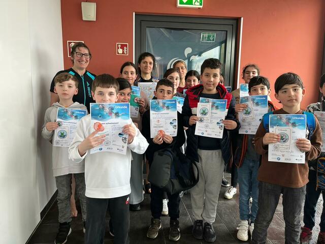 Stolz halten diese Troisdorfer Grundschulkinder ihre Schwimmabzeichen in den Händen.  | Foto: Stadt Troisdorf