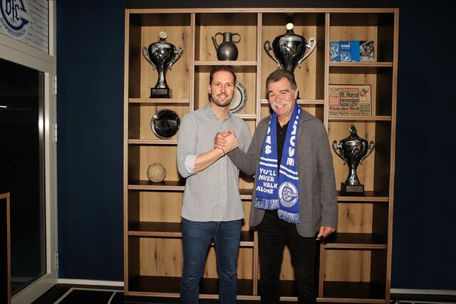 Handschlag, der verbindet: VfL-Geschäftsführer Christoph Schindler (l.) und Heiner Brand.  | Foto: VfL Gummersbach