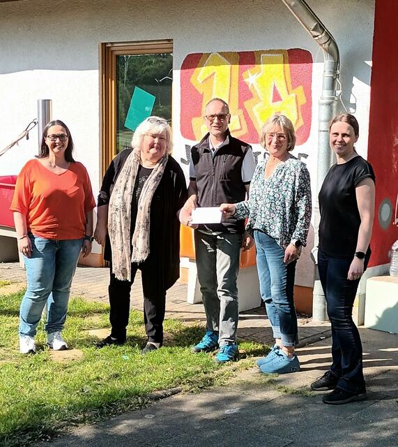 Die CDU Frauenunion Windeck übergab 500 Euro an den Förderverein Windecker Jugend. 
                                                                                                                                                          | Foto: (c) KJA Bonn