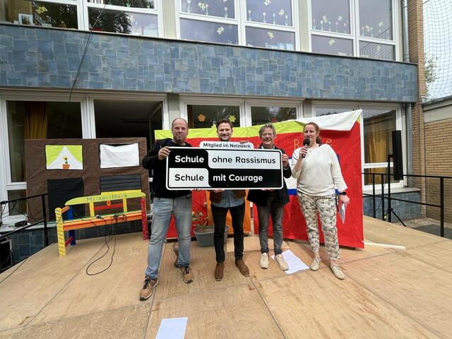 Konrektor Uwe Dreyhaupt, Pate und Trainer Örs Túróczy, Ortsvorsteherin Irmgard Bremer und Schulleiterin Susanne Klein (v. li.) zeigen das Schild „Schule ohne Rassismus“. | Foto: Albert-Schweitzer-Schule