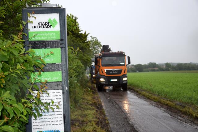 Der bundesweit erste Solar-Radweg in Erftstadt ist Geschichte - die Solar-Module wurden abgefräst und entsorgt. Stattdessen wurde ­eine „klassische Asphaltschicht“ aufgetragen. | Foto: Volker Düster