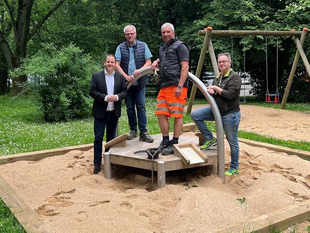 Bürgermeister Frank Keppeler begutachtete mit Mitarbeitern der Stadtverwaltung das neue  Spielgerät:  (v.l.) Michael  Götten,  Bereichsleiter  städtischer  Bauhof,  Bernd  Bayer, Mitarbeiter städtischer Bauhof, und Michael Meyer, Jugendamt der Stadt Pulheim.  | Foto: Stadt Pulheim
