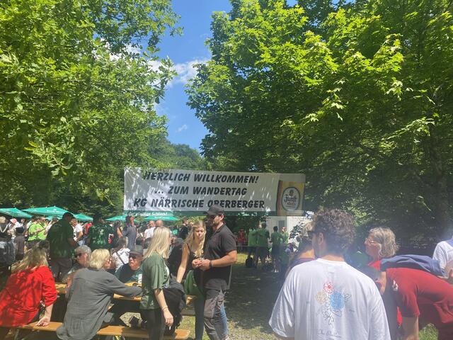 Pause bei kühlen Getränken - ein Muss der jährlichen KG-Wanderung.  | Foto: Judith Schwenk
