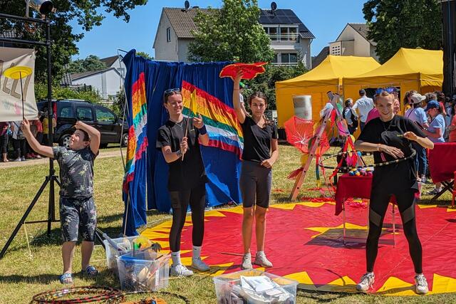 Bunt und vielfältig: Pützchen feierte inklusiv und Tausende waren gekommen.  | Foto: fes