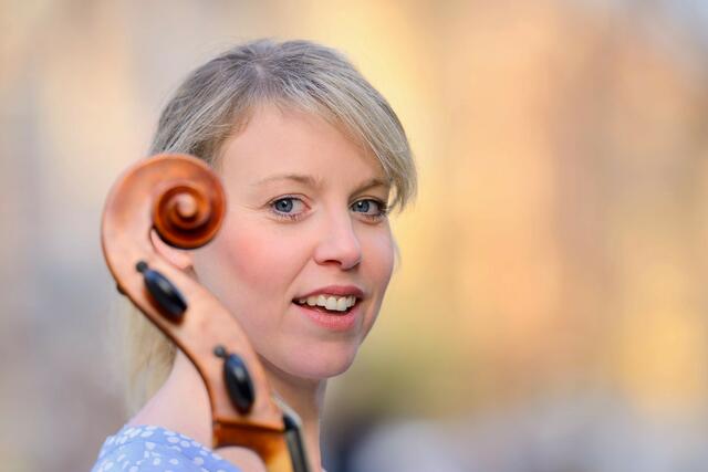 Martina Trost wird sich im Kreuzgang als Sängerin präsentieren und begleitet sich dazu mit dem Violoncello. | Foto: Sebastian Klein