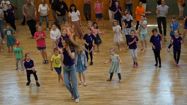 Beim Jubiläumsfest  des TSC Brühl gab es auch einen Mitmachtanz.  | Foto: Mechthild Handrick