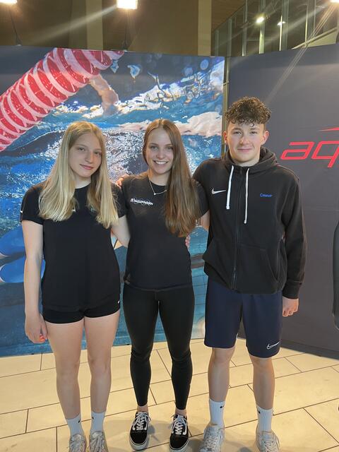 Alicia Maubach (M.) freute sich mit Hannah (l.) und Connor über die DJM-Teilnahme und die starken Leistungen.  | Foto: Schwampe
