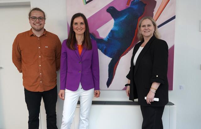 Bei der Ausstellungseröffnung (von links): Kunsthistoriker Joshua Straube, die Troisdorfer Malerin Eri Ständer und Daniela Simon, Leiterin der Unternehmenskommunikation.  | Foto: Stadtwerke Troisdorf