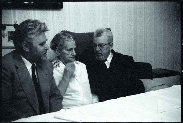 Zimmermann (r.) und sein Bruder Josef mit ihrer Mutter im Bliesheimer Elternhaus 1970 - nur wenige Tage vor Zimmermanns Tod. | Foto: privat