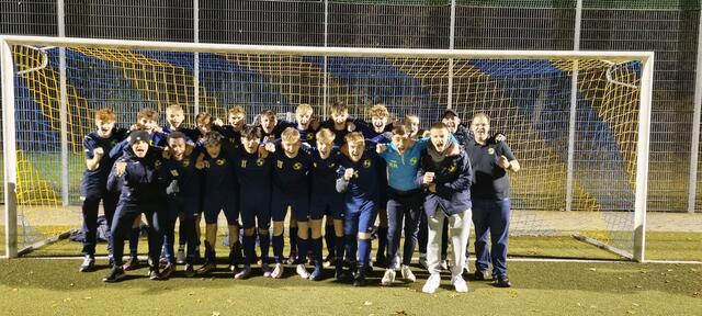 Die künftige A-Jugend mit dem Trainergespann Sven Steimels, Oliver Kox und Christian Scheid. | Foto: SC Brühl