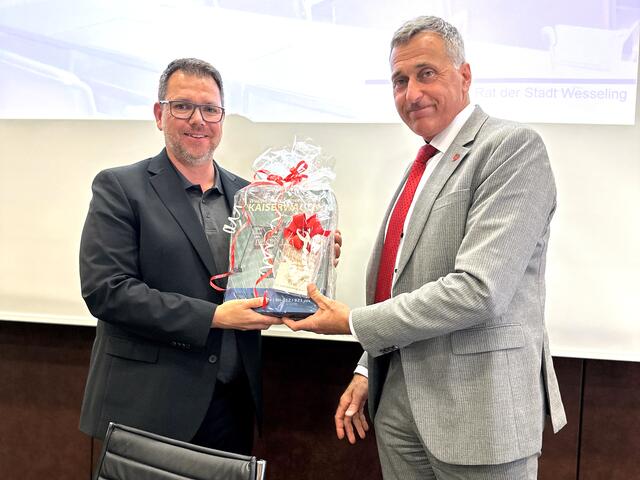 Nach 13 Jahren bei der Stadt Wesseling verabschiedete sich der erste und technische Beigeordneter Gunnar Ohrndorf (l.) in der jüngsten Ratssitzung von Verwaltung und Rat. Bürgermeister Ralph Manzke (r.) wünschte ihm alles Gute für die Zukunft und für die neue Stelle als Beigeordneter für Stadtentwicklung, Bauen und Mobilität bei der Stadt Wuppertal.  | Foto: Stadt Wesseling