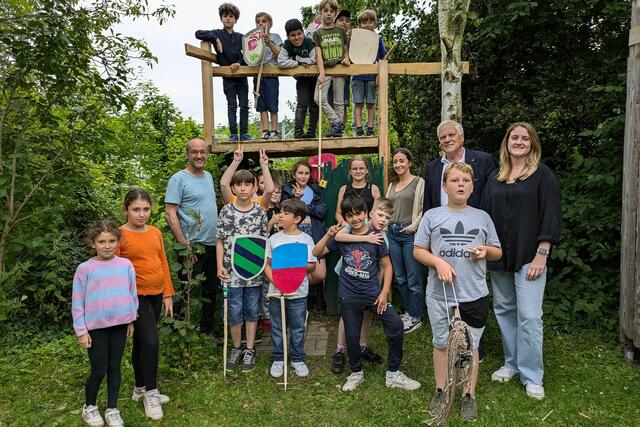 Mit Schilden und Schwertern: Die Kinder tauchten bei der inklusiven Ferienfreizeit in die spannende Welt des Mittelalters ein. | Foto: fes