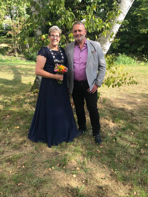 Holte als Bezirkskönigin das Schießen nach Herrig: Helga Küpper mit Dirk Küpper.  | Foto: Vieth