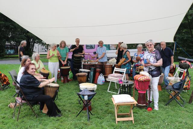 Organisatorin Eva Savvoulidou saß gemeinsam mit der Percussion-Gruppe „Drückerbande“ an der Trommel.  | Foto: Kaiser