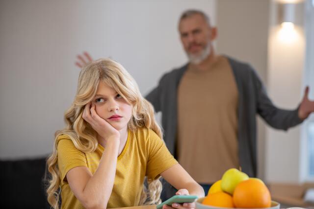 Die Pubertät ist keine einfache Zeit - weder für die Kinder, noch deren Eltern. Hilfe gibt es bei einem Kurs, den die Familien- und Erziehungsberatungsstelle für Wesseling und Brühl anbietet. | Foto: zinkevych/AdobeStock