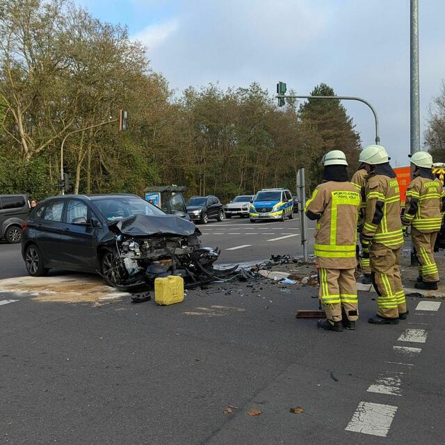 Gute eineinhalb Stunden dauerte der Einsatz der Brühler Feuerwehr bei einem Unfall an der Kreuzung der Theodor-Heuss-Straße sowie der B265. | Foto: Feuerwehr Brühl