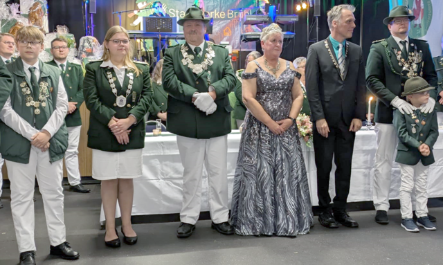Der Königsball wurde ihnen zu Ehren gefeiert: Das Königspaar Karl und Monika Schneider, Schülerprinz Ben Köllejan (li.) Bezirksprinz Johanna Schneider (2.v.l), der König der Könige, Christoph Pütz (r.) und der Inaktivenkönig Georg Inden (2. v.r.).  | Foto: Schützenbruderschaft