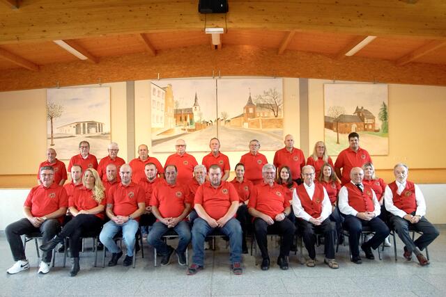 Junge und ältere „Schwarze Rosen“ (vorne v.l.) Präsident Günter Reinartz, Schriftführerin Ruth Kranzdorf, Geschäftsführer Oliver Anton, die Verantwortlichen für den Wagenbau Bernd Heller, Andre Pevestorff und Robert Pütz (2. Reihe 2.v.l.). Zum Komitee gehören neben dem Vorstand Benjamin Hünger, Jan Pevestorff und Ludwig Kottäus (2. Reihe, 1.,3. &amp; 4.v.l.) sowie Rolf Schnitzler (vorne 4.v.r.) – neben ihm (v.r.) die ältesten Mitglieder Klaus Fank (86) und Oskar Regner (87) sowie der einzige noch lebende Vereinsgründer und langjähriger Präsident Gerd Kalteyer.  | Foto: Wolfgang Melzer