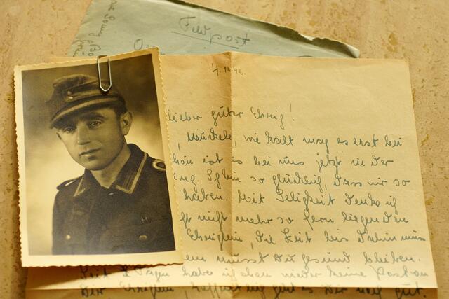 Um den gefallenen Soldaten auf dem Ehrenfriedhof in Euskirchen ein Gesicht zu geben, werden Fotos, Dokumente und andere Erinnerungsstücke aus der Kriegszeit bis 1945 gesucht.  | Foto: Matthias Stolt/Stock.Adobe.com