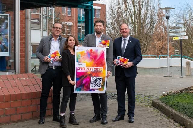 (von links) Kulturdezernent Jens Menzel, Veranstaltungsleiterin Hanna Hagenkort, der kommissarische Kulturamtsleiter Michael Cöln und Bürgermeister Dirk Breuer und präsentieren das neue Spielzeitheft für das Jahr 2025.  | Foto: Giuseppe Piliero