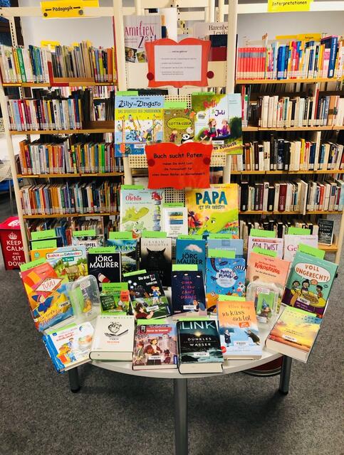 Der Tisch mit lesenswerten Bestsellern ist reich bestückt. | Foto: Bücherbrücke