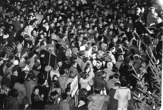 Der Nikolaustag 1975 auf dem Rathausplatz: „Tout“ Wesseling feiert das Wiedererlangen der Selbstständigkeit. | Foto: Archiv der Stadt Wesseling