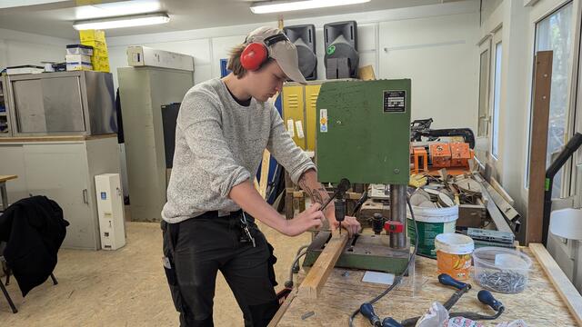 Ein Bundesfreiwilligenjahr absolviert Tim in der Holzwerkstatt vom NaturGut Ophoven. | Foto: Naturgut Ophoven