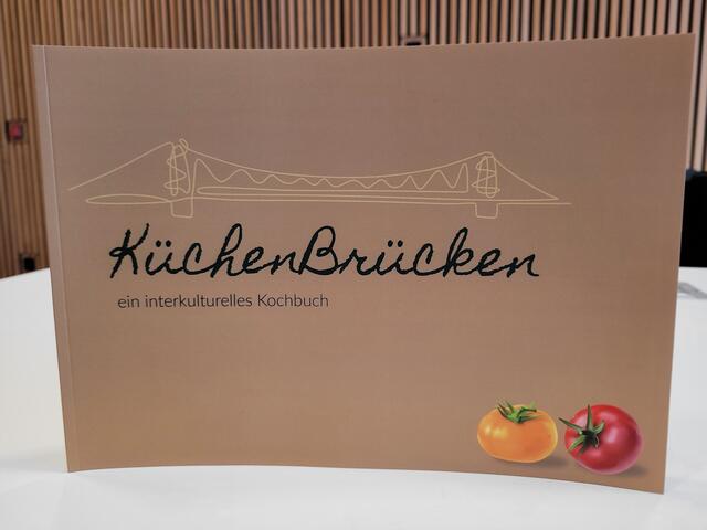 Das Kochbuch „KüchenBrücken“ ist kostenlos im Bedburger Rathaus erhältlich und online abrufbar. | Foto: Stadt Bedburg