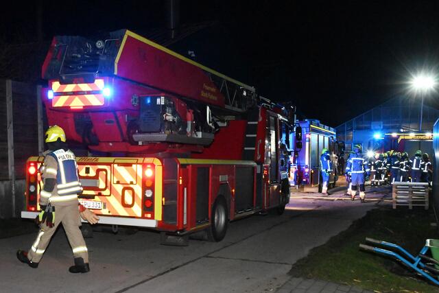 In einer Gärtnerei am Ortsrand von Pulheim-Sinnerdorf branntes es. Die Feuerwehr Pulheim war mit mehreren Einheiten tätig und hatte das Feuer zügig unter Kontrolle.  | Foto: Feuerwehr Pulheim