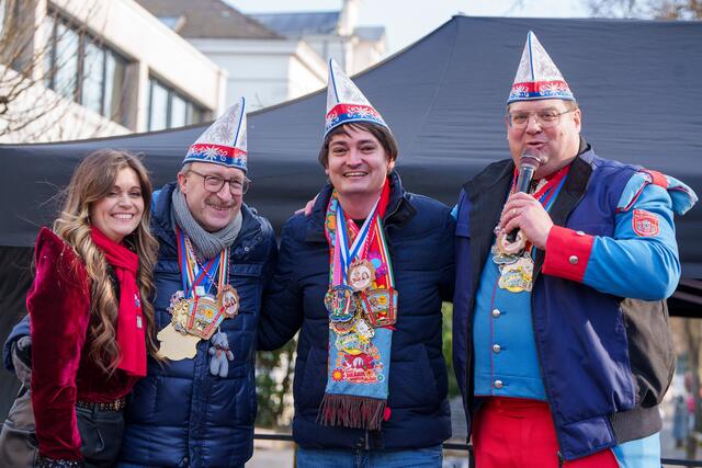 Gute Laune nach dem Fall des Rathauses bei den Verteidigern (v.li.) Bianca Schüller, Thomas Wallau, Mario Dahm und Peter Lindlar. | Foto: Heimermann