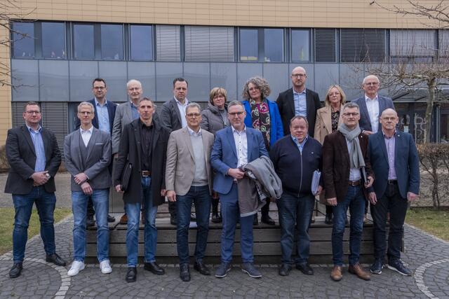 Wollen die Steigerung der Kreisumlage nicht einfach so hinnehmen: Die Bürgermeister und Kämmerer der kreisangehörigen Kommunen, die in Mechernich mit ihren Forderungen an die Öffentlichkeit gegangen sind. | Foto: Ronald Larmann/pp/Agentur ProfiPress