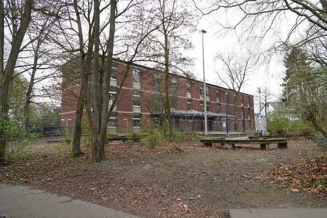 Im ersten Gebäude der Burgschule beginnen ab der kommenden Woche die Rückbauarbeiten.  | Foto: Stadt Frechen