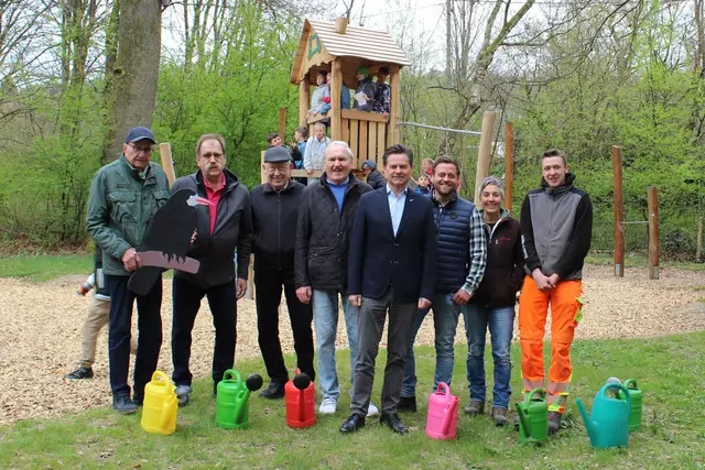 Vertreter von Stadt und Gemeinnützigem Verein haben das neue Spielgerät offiziell an die Kinder übergeben, einen Baum gepflanzt und gut angegossen. | Foto: Stadt Wiehl